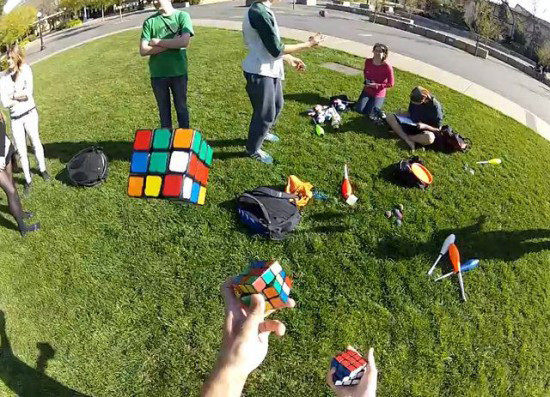 แก้รูบิคขณะโยน สลับกัน 3 ลูก