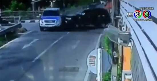 นาทีระทึก ! ชาวต่างชาติขับปาเจโร่พุ่งชนกระบะขาดกระเด็น โชคดีไร้เจ็บ นาทีระทึก ! ชาวต่างชาติขับปาเจโร่พุ่งชนกระบะขาดกระเด็น โชคดีไร้เจ็บ