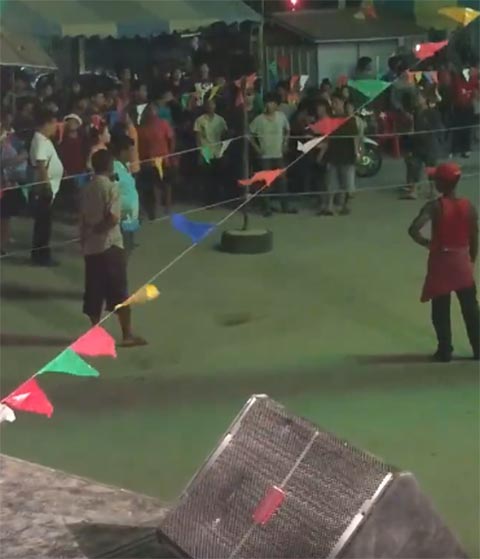 แชร์กันเพียบ ! คลิปวัยรุ่นเจอคนจริง ตีกันในงานวัด โดนน้าขาโจ๋ด่าซะหัวหด แชร์กันเพียบ ! คลิปวัยรุ่นเจอคนจริง ตีกันในงานวัด โดนน้าขาโจ๋ด่าซะหัวหด