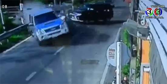 นาทีระทึก ! ชาวต่างชาติขับปาเจโร่พุ่งชนกระบะขาดกระเด็น โชคดีไร้เจ็บ นาทีระทึก ! ชาวต่างชาติขับปาเจโร่พุ่งชนกระบะขาดกระเด็น โชคดีไร้เจ็บ