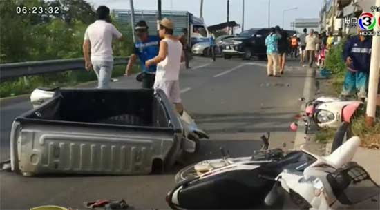 นาทีระทึก ! ชาวต่างชาติขับปาเจโร่พุ่งชนกระบะขาดกระเด็น โชคดีไร้เจ็บ นาทีระทึก ! ชาวต่างชาติขับปาเจโร่พุ่งชนกระบะขาดกระเด็น โชคดีไร้เจ็บ