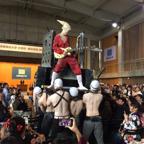 เจ๋งสุด ๆ มหาลัยญี่ปุ่น แห่เซิ้งขบวนจบการศึกษา มาในธีม Mad Max เจ๋งสุด ๆ มหาลัยญี่ปุ่น แห่เซิ้งขบวนจบการศึกษา มาในธีม Mad Max