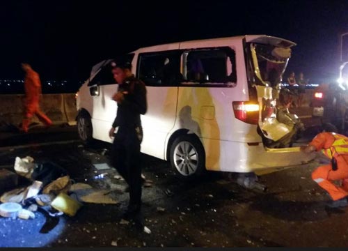 สลด รถตู้คณะแพทย์ผ่าตัดพิเศษจอดเสีย ถูก 6 ล้อชน ดับ 4 เจ็บ 1 สลด รถตู้คณะแพทย์ผ่าตัดพิเศษจอดเสีย ถูก 6 ล้อชน ดับ 4 เจ็บ 1