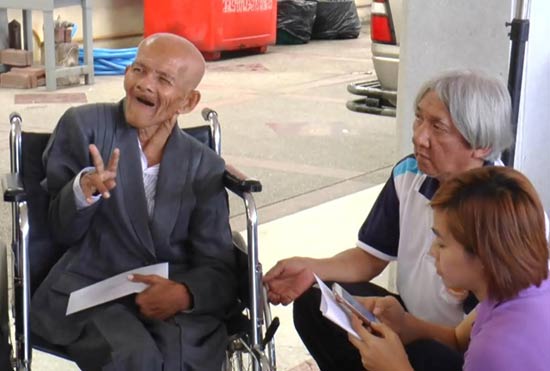 ลุงเอี่ยม ขอทานใจบุญวัดไร่ขิง ชีวิตตกอับ..คนใกล้ชิดหนีหายยามเงินหมด ลุงเอี่ยม ขอทานใจบุญวัดไร่ขิง ชีวิตตกอับ..คนใกล้ชิดหนีหายยามเงินหมด