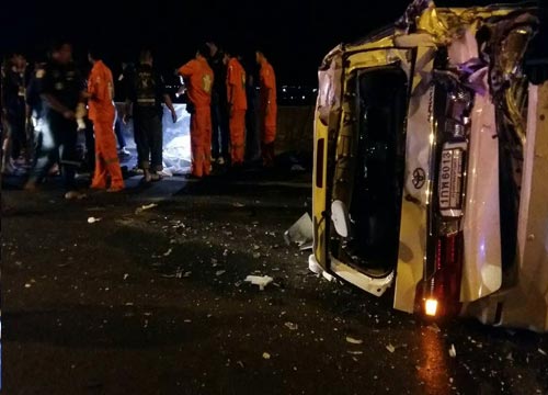 สลด รถตู้คณะแพทย์ผ่าตัดพิเศษจอดเสีย ถูก 6 ล้อชน ดับ 4 เจ็บ 1 สลด รถตู้คณะแพทย์ผ่าตัดพิเศษจอดเสีย ถูก 6 ล้อชน ดับ 4 เจ็บ 1