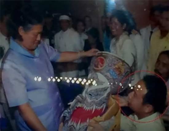 ประกาศตามหา 7 บุคคลในภาพ ถวายงานใกล้ชิด สมเด็จพระเทพฯ ประกาศตามหา 7 บุคคลในภาพ ถวายงานใกล้ชิด สมเด็จพระเทพฯ