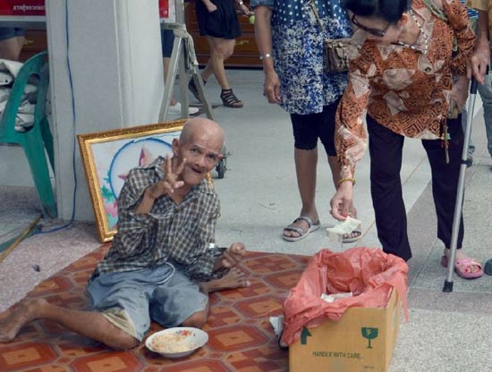 ลุงเอี่ยม ขอทานใจบุญวัดไร่ขิง ชีวิตตกอับ..คนใกล้ชิดหนีหายยามเงินหมด ลุงเอี่ยม ขอทานใจบุญวัดไร่ขิง ชีวิตตกอับ..คนใกล้ชิดหนีหายยามเงินหมด