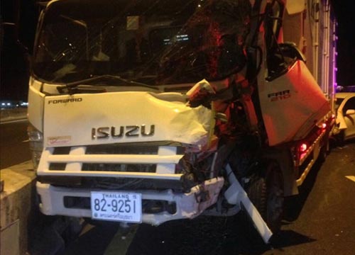 สลด รถตู้คณะแพทย์ผ่าตัดพิเศษจอดเสีย ถูก 6 ล้อชน ดับ 4 เจ็บ 1 สลด รถตู้คณะแพทย์ผ่าตัดพิเศษจอดเสีย ถูก 6 ล้อชน ดับ 4 เจ็บ 1