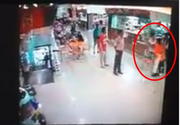 สาวโมโหร้าย เหวี่ยงเก้าอี้ทิ่มตาแม่ค้าขายข้าวต้มปลาบอดสนิท สาวโมโหร้าย เหวี่ยงเก้าอี้ทิ่มตาแม่ค้าขายข้าวต้มปลาบอดสนิท