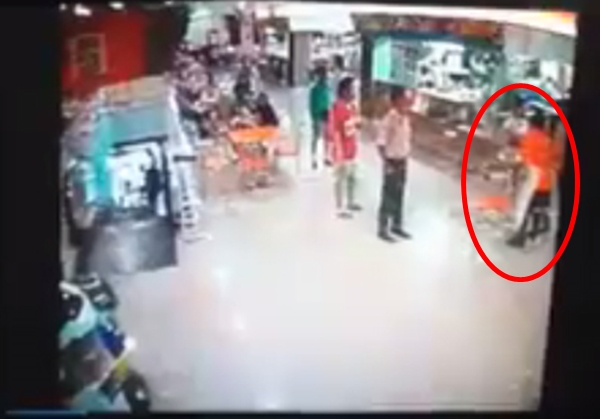 สาวโมโหร้าย เหวี่ยงเก้าอี้ทิ่มตาแม่ค้าขายข้าวต้มปลาบอดสนิท สาวโมโหร้าย เหวี่ยงเก้าอี้ทิ่มตาแม่ค้าขายข้าวต้มปลาบอดสนิท