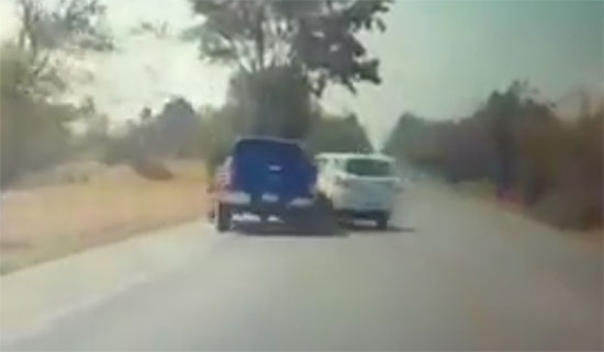 คลิปเก๋งซิ่ง VS กระบะ ชนกันพังยับ แจงไม่ได้แข่ง แต่คันเร่งค้าง คลิปเก๋งซิ่ง VS กระบะ ชนกันพังยับ แจงไม่ได้แข่ง แต่คันเร่งค้างคลิปเก๋งซิ่ง VS กระบะ ชนกันพังยับ แจงไม่ได้แข่ง แต่คันเร่งค้าง