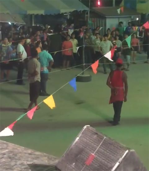 แชร์กันเพียบ ! คลิปวัยรุ่นเจอคนจริง ตีกันในงานวัด โดนน้าขาโจ๋ด่าซะหัวหด แชร์กันเพียบ ! คลิปวัยรุ่นเจอคนจริง ตีกันในงานวัด โดนน้าขาโจ๋ด่าซะหัวหด