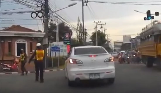 รีบไปไหน ? คลิปเก๋งปาดแซงกลางสี่แยก งานนี้มีเงิบ เจอตำรวจโบก รีบไปไหน ? คลิปเก๋งปาดแซงกลางสี่แยก งานนี้มีเงิบ เจอตำรวจโบก