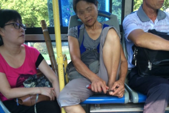 คุณป้าช่างกล้า ยกเท้าตัดเล็บบนรถไฟใต้ดิน ไม่สนแม้คนเต็มขบวน คุณป้าช่างกล้า ยกเท้าตัดเล็บบนรถไฟใต้ดิน ไม่สนแม้คนเต็มขบวน