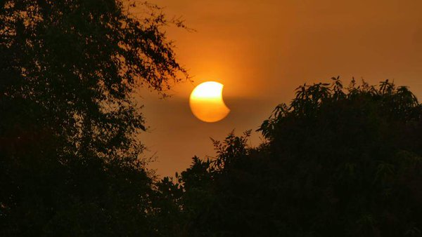 ประมวลภาพปรากฏการณ์ตืนตา สุริยุปราคา 9 มีนาคม 2559 ประมวลภาพปรากฏการณ์ตืนตา สุริยุปราคา 9 มีนาคม 2559