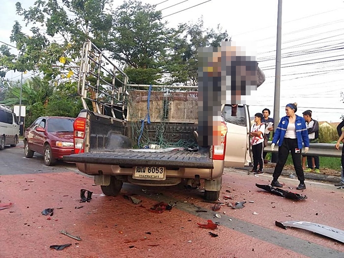 บิ๊กไบค์หลุดโค้งชนกระบะ บิ๊กไบค์หลุดโค้งชนกระบะ