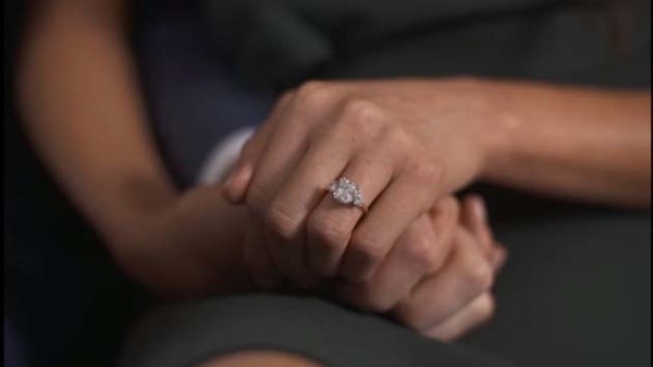 เจ้าชายแฮร์รี่ จูงมือ เมแกน มาร์เคิล ปรากฏตัวต่อหน้าสื่อ เจ้าชายแฮร์รี่ จูงมือ เมแกน มาร์เคิล ปรากฏตัวต่อหน้าสื่อ