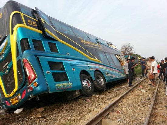 รถทัวร์ชนรถไฟสนั่น สภาพเละอย่างหนัก มีผุ้เสียชีวิตแล้ว 1 ราย รถทัวร์ชนรถไฟสนั่น สภาพเละอย่างหนัก มีผุ้เสียชีวิตแล้ว 1 รายรถทัวร์ชนรถไฟสนั่น สภาพเละอย่างหนัก มีผุ้เสียชีวิตแล้ว 1 ราย
