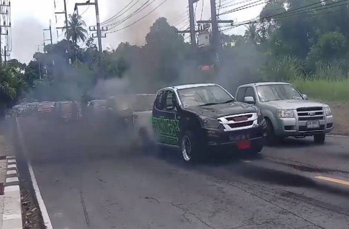 แก๊งกระบะซิ่งเบิร์นยางแห่นาค แก๊งกระบะซิ่งเบิร์นยางแห่นาค