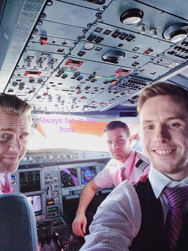 นักบินแชร์ภาพถ่ายเซลฟี่กับ 2 ผู้โดยสาร นักบินแชร์ภาพถ่ายเซลฟี่กับ 2 ผู้โดยสาร