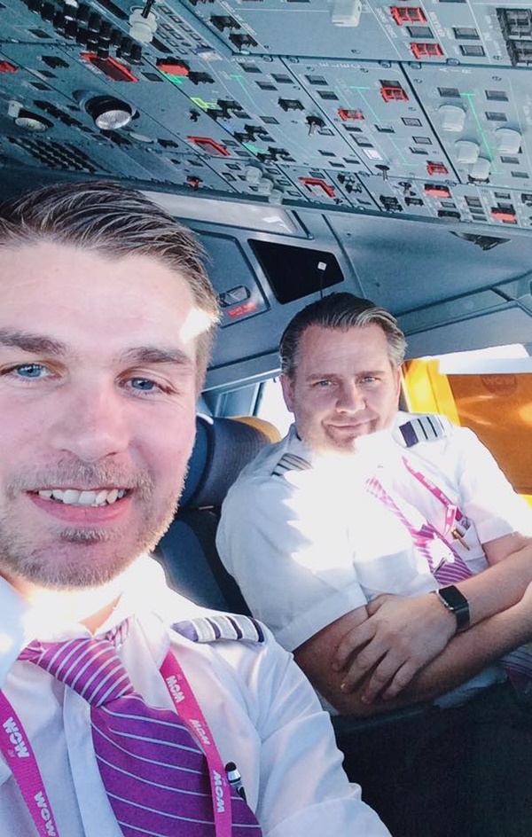 นักบินแชร์ภาพถ่ายเซลฟี่กับ 2 ผู้โดยสาร นักบินแชร์ภาพถ่ายเซลฟี่กับ 2 ผู้โดยสาร