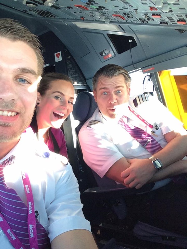 นักบินแชร์ภาพถ่ายเซลฟี่กับ 2 ผู้โดยสาร นักบินแชร์ภาพถ่ายเซลฟี่กับ 2 ผู้โดยสาร