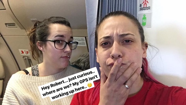 นักบินแชร์ภาพถ่ายเซลฟี่กับ 2 ผู้โดยสาร นักบินแชร์ภาพถ่ายเซลฟี่กับ 2 ผู้โดยสาร