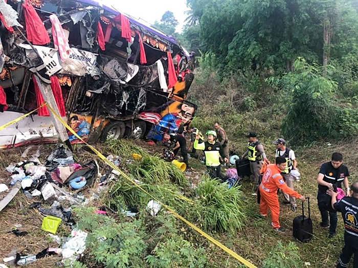 รถบัสทัศนศึกษาแหกโค้ง สังเวย 1 ศพ รถบัสทัศนศึกษาแหกโค้ง สังเวย 1 ศพ