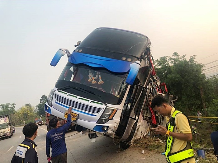 รถบัสทัศนศึกษาแหกโค้ง สังเวย 1 ศพ รถบัสทัศนศึกษาแหกโค้ง สังเวย 1 ศพ