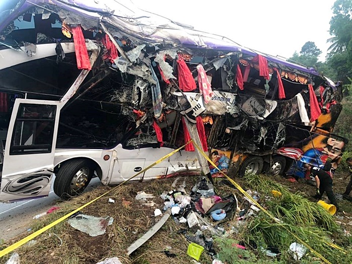 รถบัสทัศนศึกษาแหกโค้ง สังเวย 1 ศพ รถบัสทัศนศึกษาแหกโค้ง สังเวย 1 ศพ