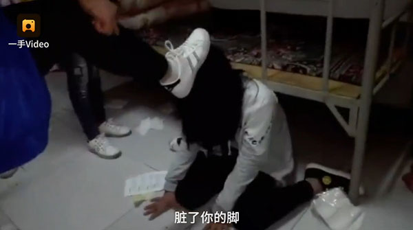 แก๊งเด็ก ม.1 อัดคลิปบุกตบเพื่อนถึงหอพัก แก๊งเด็ก ม.1 อัดคลิปบุกตบเพื่อนถึงหอพัก