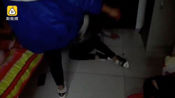 แก๊งเด็ก ม.1 อัดคลิปบุกตบเพื่อนถึงหอพัก แก๊งเด็ก ม.1 อัดคลิปบุกตบเพื่อนถึงหอพัก