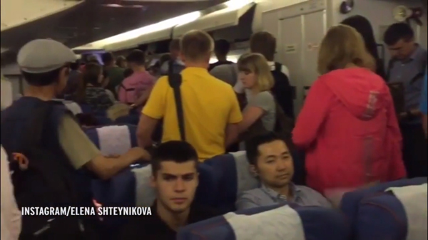 ซวยทั้งเที่ยวบิน คุณป้าสุดแสบทำไฟลท์ดีเลย์ 7 ชม. หลังโวยวายจะหย่าผัวกะทันหัน ซวยทั้งเที่ยวบิน คุณป้าสุดแสบทำไฟลท์ดีเลย์ 7 ชม. หลังโวยวายจะหย่าผัวกะทันหัน