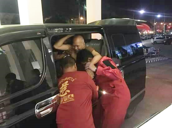 รถตู้หลวงพ่ออลงกต วัดพระบาทน้ำพุ ประสานงาเข้ากับรถกระบะ รถตู้หลวงพ่ออลงกต วัดพระบาทน้ำพุ ประสานงาเข้ากับรถกระบะ