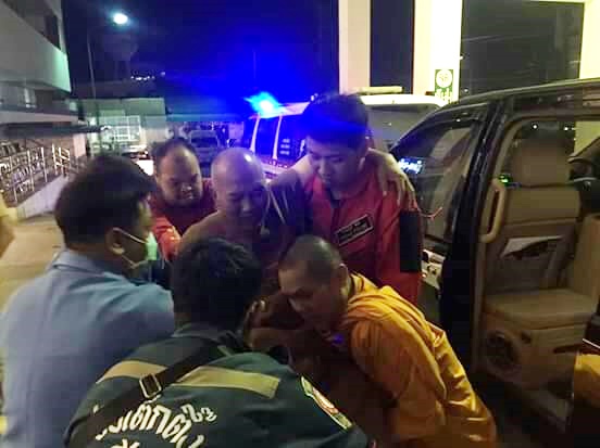 รถตู้หลวงพ่ออลงกต วัดพระบาทน้ำพุ ประสานงาเข้ากับรถกระบะ รถตู้หลวงพ่ออลงกต วัดพระบาทน้ำพุ ประสานงาเข้ากับรถกระบะ