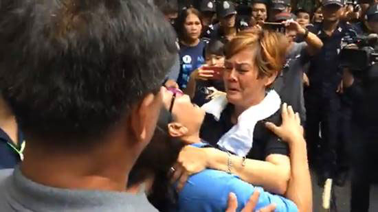 แม่ไม่เชื่อวิญญาณน้องพลอยเข้าสิงร่างทรง แม่ไม่เชื่อวิญญาณน้องพลอยเข้าสิงร่างทรง