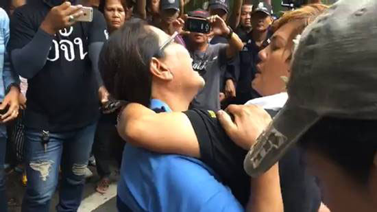 แม่ไม่เชื่อวิญญาณน้องพลอยเข้าสิงร่างทรง แม่ไม่เชื่อวิญญาณน้องพลอยเข้าสิงร่างทรง