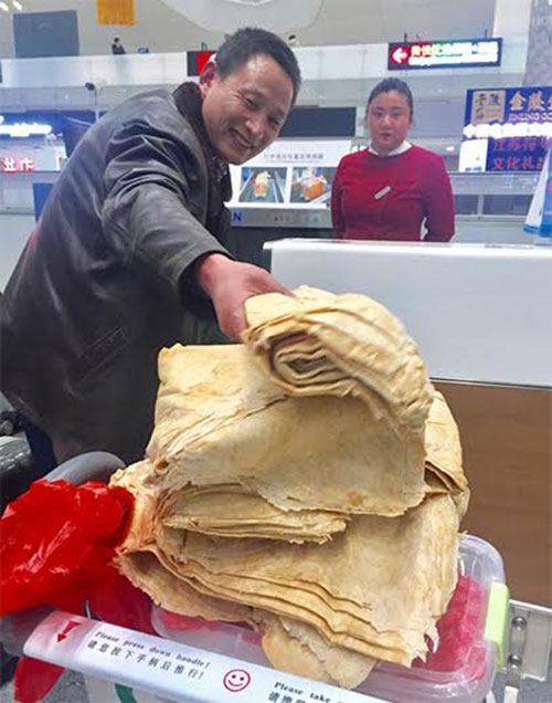 ลุงจีนหอบแพนเค้กฝีมือแม่กองโตขึ้นเครื่องบิน ลุงจีนหอบแพนเค้กฝีมือแม่กองโตขึ้นเครื่องบิน