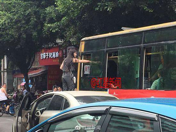 สาวทะเลาะกับคนขับรถเมล์ สาวทะเลาะกับคนขับรถเมล์