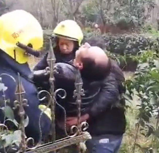 ช่างแอร์พลาดท่าพลัดตกหลังคา ช่างแอร์พลาดท่าพลัดตกหลังคา