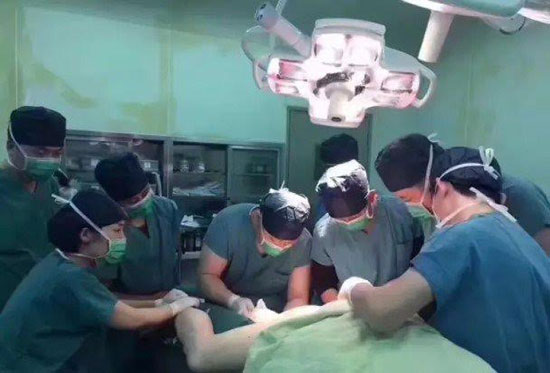 ช่างแอร์พลาดท่าพลัดตกหลังคา ช่างแอร์พลาดท่าพลัดตกหลังคา