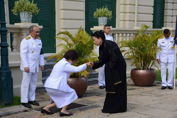 พระราชชนนีกษัตริย์จิกมีแห่งภูฏาน ทรงเข้าถวายสักการะพระบรมศพ ในหลวง ร.9 พระราชชนนีกษัตริย์จิกมีแห่งภูฏาน ทรงเข้าถวายสักการะพระบรมศพ ในหลวง ร.9