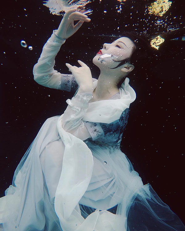 ช็อกแฟนคลับ ! คอสเพลย์สาวจีนคนดัง ดับปริศนาในสระว่ายน้ำ บนเกาะไซปัน ช็อกแฟนคลับ ! คอสเพลย์สาวจีนคนดัง ดับปริศนาในสระว่ายน้ำ บนเกาะไซปัน