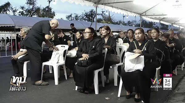 เปิดใจ ป้าแสงจันทร์ ผู้กราบพระบรมศพ 1,319 ครั้ง มาทุกวันจนครั้งสุดท้าย เปิดใจ ป้าแสงจันทร์ ผู้กราบพระบรมศพ 1,319 ครั้ง มาทุกวันจนครั้งสุดท้าย