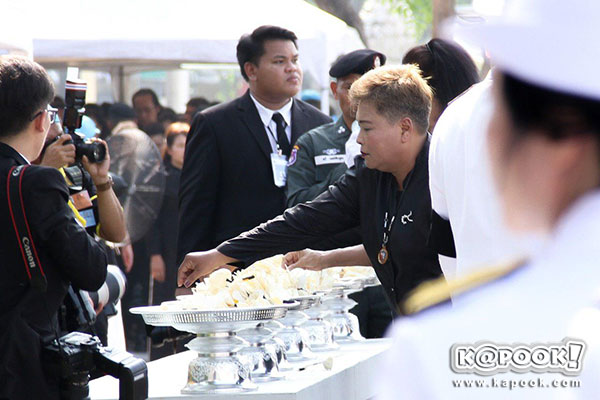 พิธีวางดอกไม้จันท์เริ่มแล้ว ประชาชนทยอยไปพระเมรุมาศจำลองทั่วประเทศ พิธีวางดอกไม้จันท์เริ่มแล้ว ประชาชนทยอยไปพระเมรุมาศจำลองทั่วประเทศ