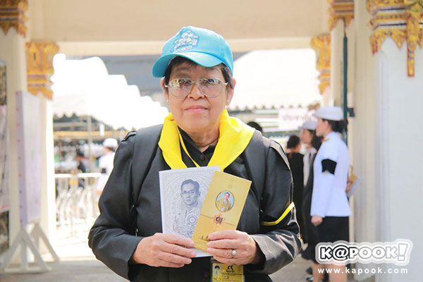 พิธีวางดอกไม้จันท์เริ่มแล้ว ประชาชนทยอยไปพระเมรุมาศจำลองทั่วประเทศ พิธีวางดอกไม้จันท์เริ่มแล้ว ประชาชนทยอยไปพระเมรุมาศจำลองทั่วประเทศ