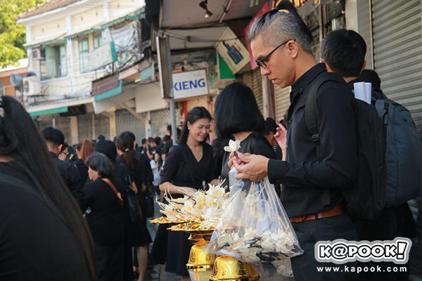 พิธีวางดอกไม้จันท์เริ่มแล้ว ประชาชนทยอยไปพระเมรุมาศจำลองทั่วประเทศ พิธีวางดอกไม้จันท์เริ่มแล้ว ประชาชนทยอยไปพระเมรุมาศจำลองทั่วประเทศ