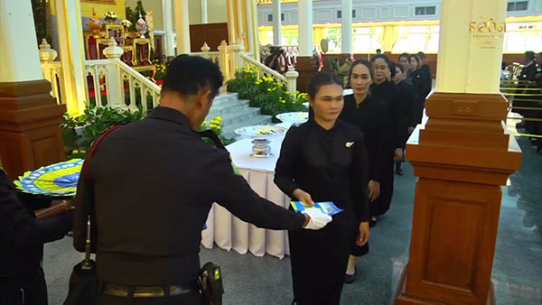 พิธีวางดอกไม้จันท์เริ่มแล้ว ประชาชนทยอยไปพระเมรุมาศจำลองทั่วประเทศ พิธีวางดอกไม้จันท์เริ่มแล้ว ประชาชนทยอยไปพระเมรุมาศจำลองทั่วประเทศ