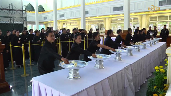 พิธีวางดอกไม้จันท์เริ่มแล้ว ประชาชนทยอยไปพระเมรุมาศจำลองทั่วประเทศ พิธีวางดอกไม้จันท์เริ่มแล้ว ประชาชนทยอยไปพระเมรุมาศจำลองทั่วประเทศ