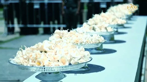 พิธีวางดอกไม้จันท์เริ่มแล้ว ประชาชนทยอยไปพระเมรุมาศจำลองทั่วประเทศ พิธีวางดอกไม้จันท์เริ่มแล้ว ประชาชนทยอยไปพระเมรุมาศจำลองทั่วประเทศ